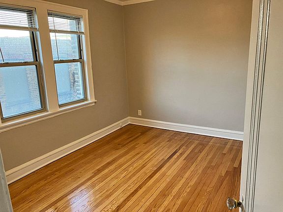 4th image of 5541 N Sawyer Ave #1C