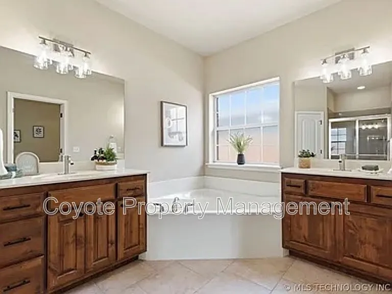 2809 N Fern Ave — Photo 12
