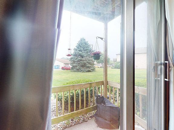 5th image of 621 Clarinet Blvd E