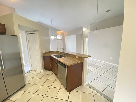 5th image of 209 Cheshire Ct