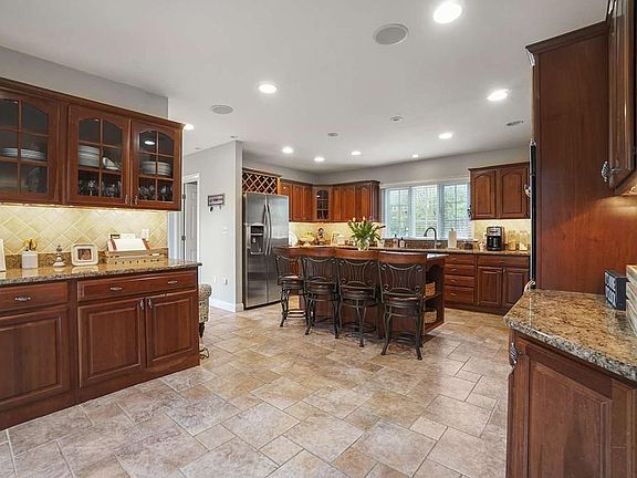 4th image of 8 Silver Lake Dr