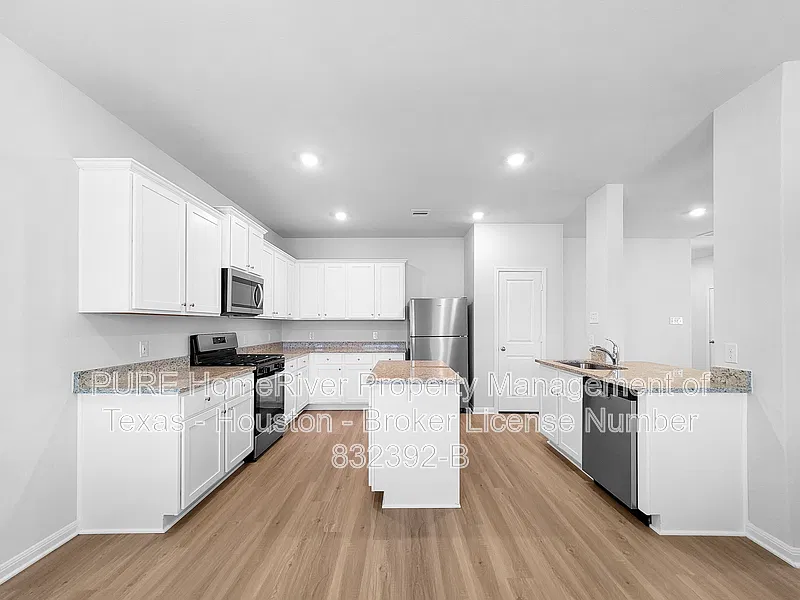 4 bed, 2.5 bath, 2339 sqft, $2,375 — Photo 3