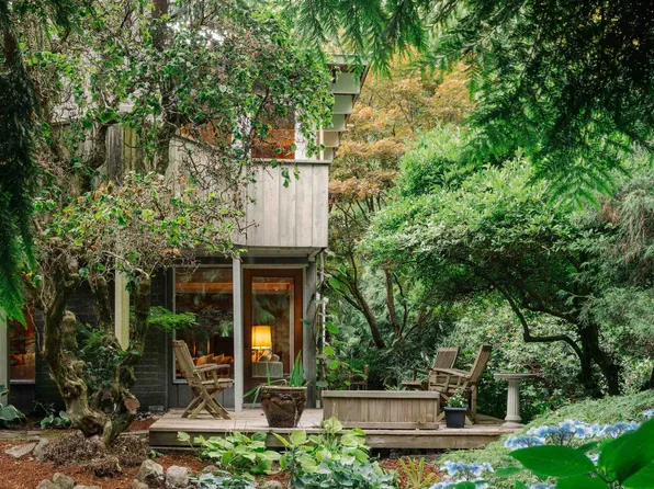 6222 Saint Georges Ave, West Vancouver, BC V7W 1Z7