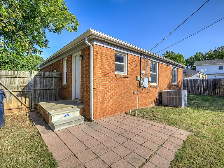 2912 W Fairfield Ave — Photo 26