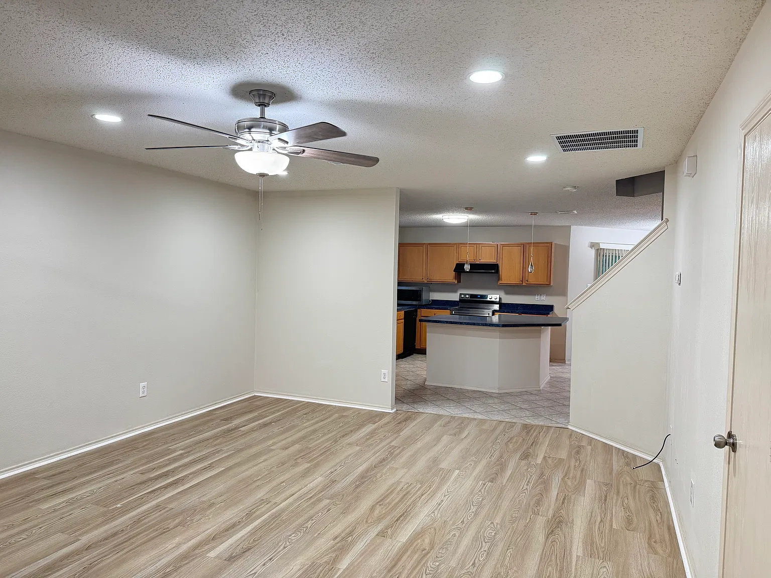 4 bed, 3.5 bath, 2521 sqft, $2,650 — Photo 3