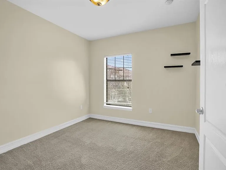 4636 Messina Dr — Photo 30