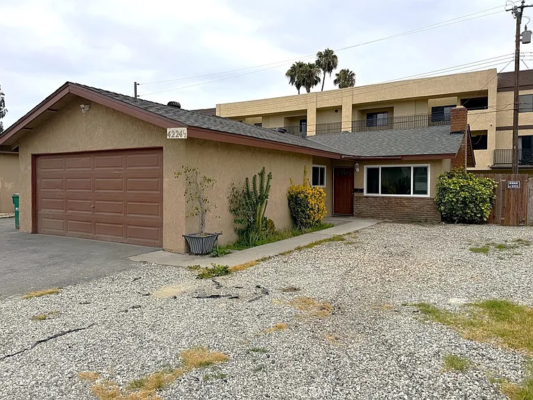4224 1/2 La Rica Ave — Photo 1