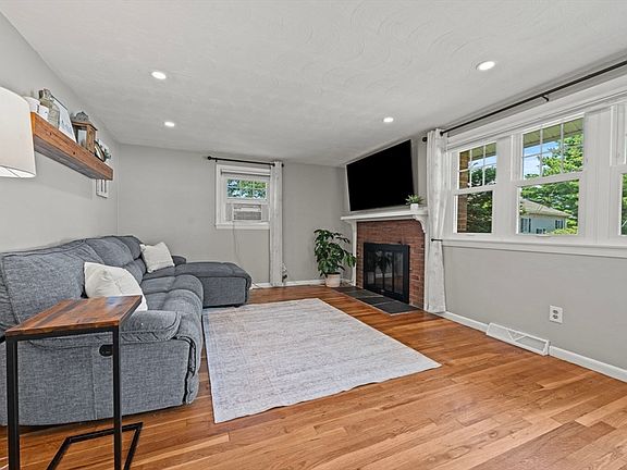 5th image of 19 Magnolia St