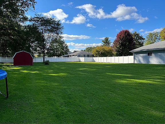3rd image of 327 Earl Dr NW