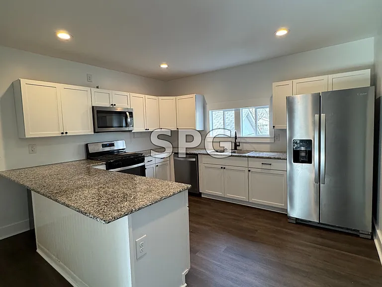 1002 E 10th St — Photo 4