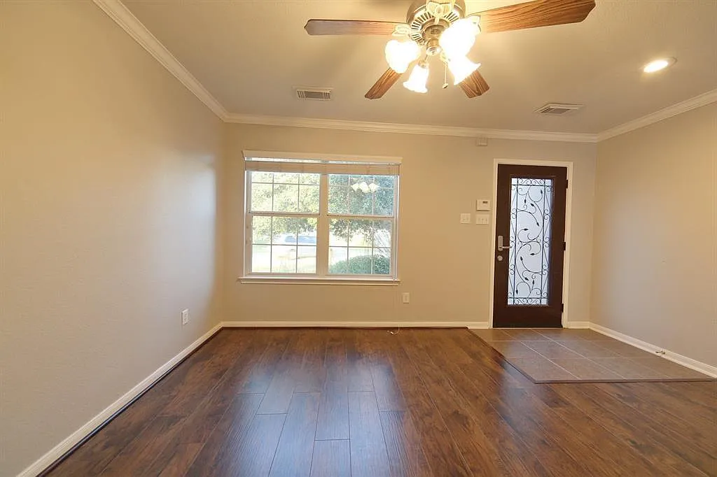 3 bed, 2.5 bath, 2496 sqft, $2,295 — Photo 4