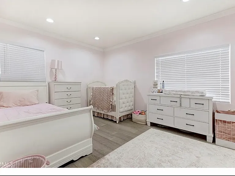 9261 Lev Ave — Photo 10