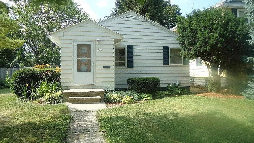 3 bed, 896 sqft, $845 — Photo 1
