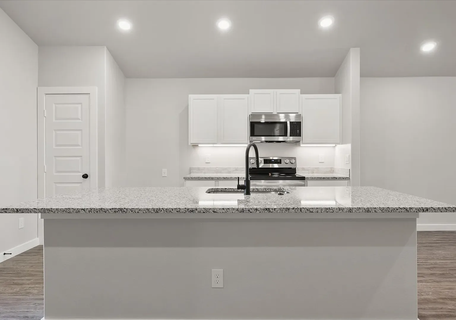 Bring your suit case, we'll handle the rest! Fully furnished in Upland West! — Photo 2