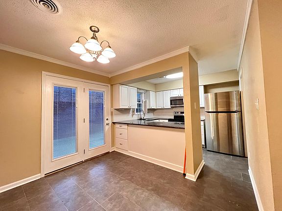 5th image of 132 Durwood Rd Unit B