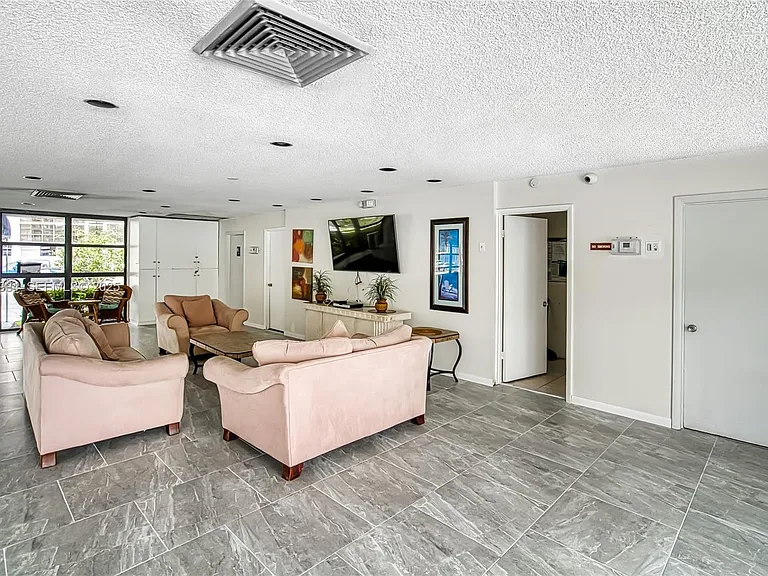 400 Leslie Dr #305 — Photo 36