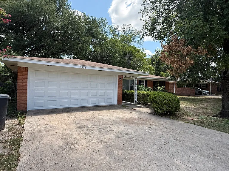 1915 Fairfax Dr — Photo 2