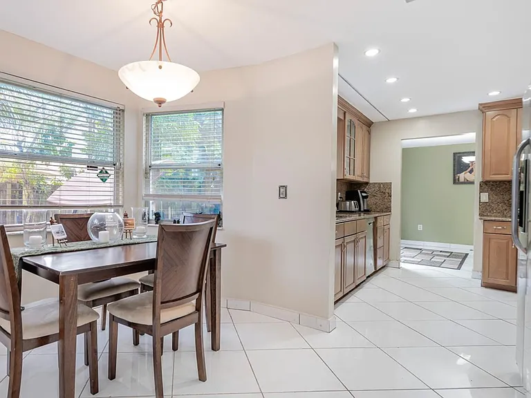 9730 SW 11th St #9730 — Photo 3