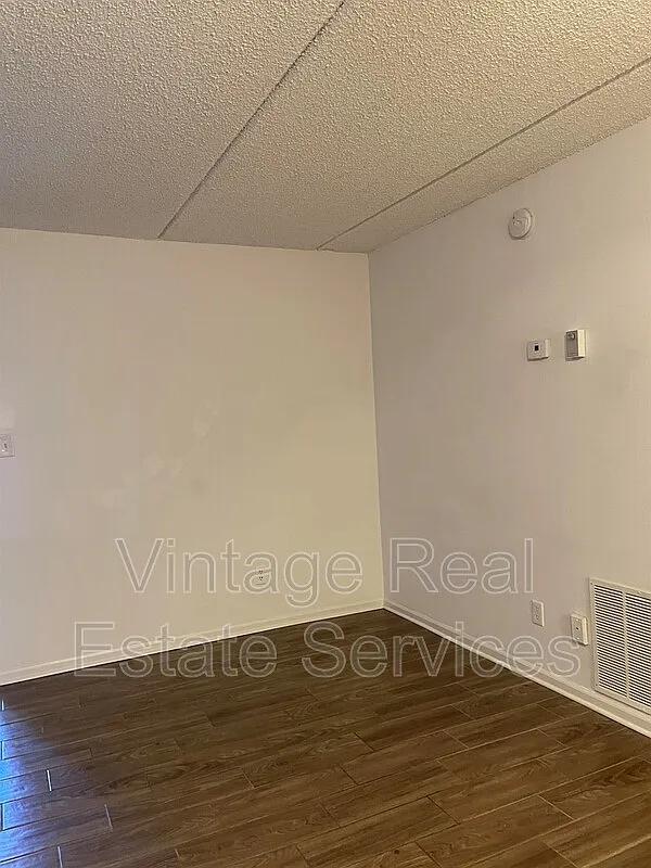 Jamestown Condominium — Photo 3