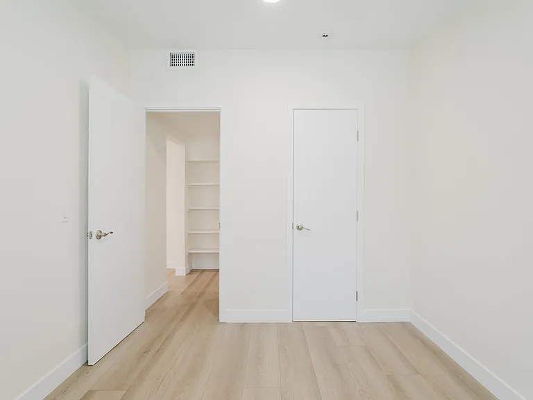 16400 Donmetz St — Photo 16