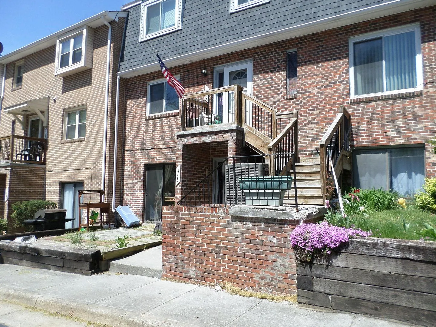 3 Bedroom 2 Bath Townhouse — Photo 2