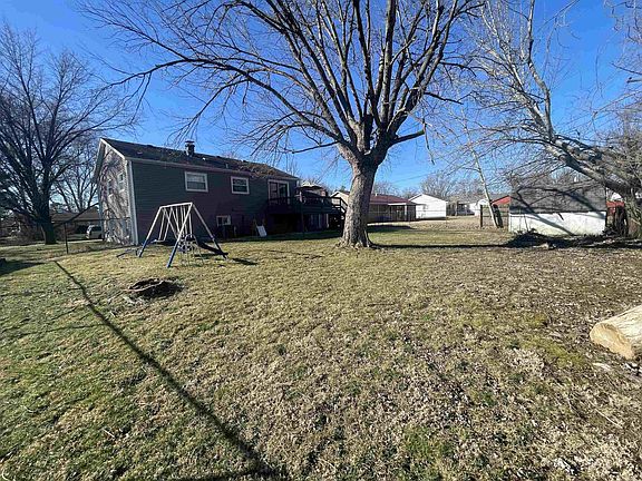 5th image of 723 S Village Dr