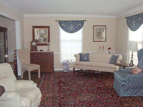 5th image of 566 Kinsella Dr