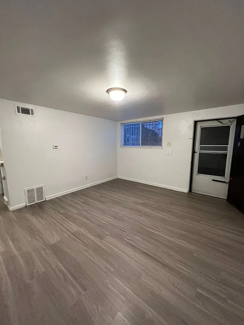 2 Bedroom 1 Bathroom in Delmar Parkway — Photo 4
