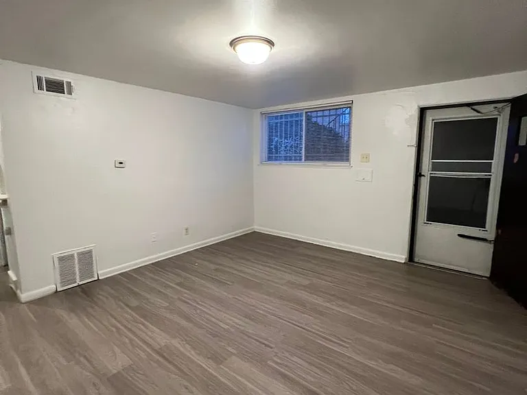 2 Bedroom 1 Bathroom in Delmar Parkway — Photo 4