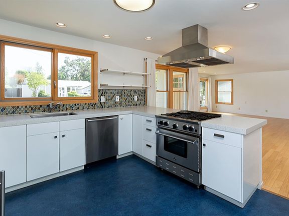 Beautiful and tastefully designed kitchen