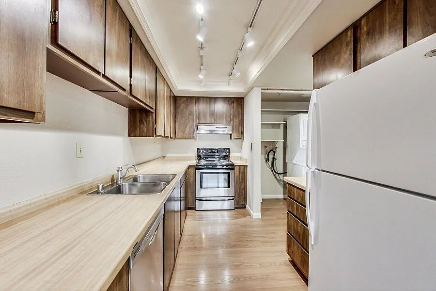 3 Bed 2.5 Bath townhome with Warm Springs Schools! — Photo 3