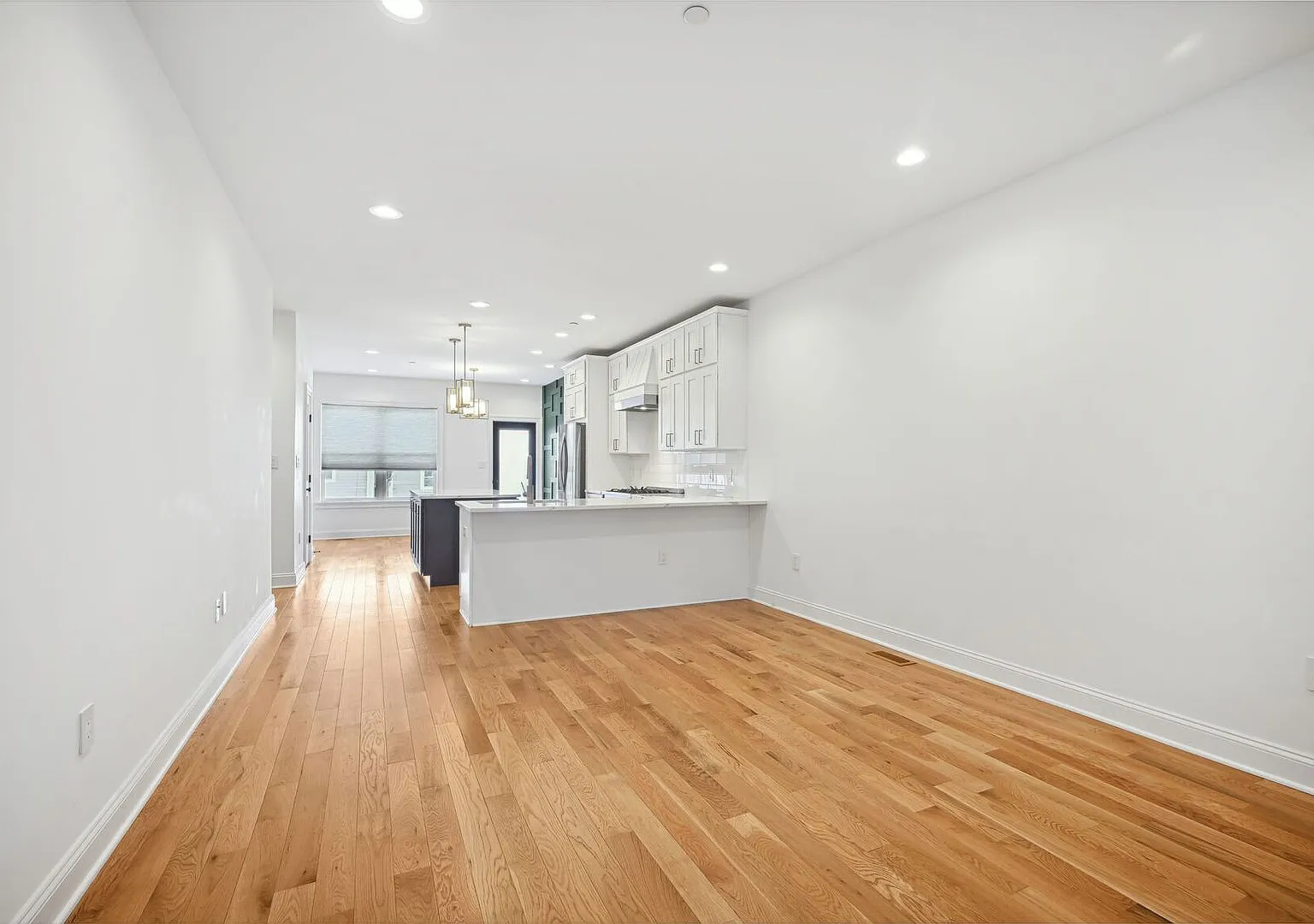 Stunning Contemporary Home Near Union Station with Secured Parking! — Photo 4