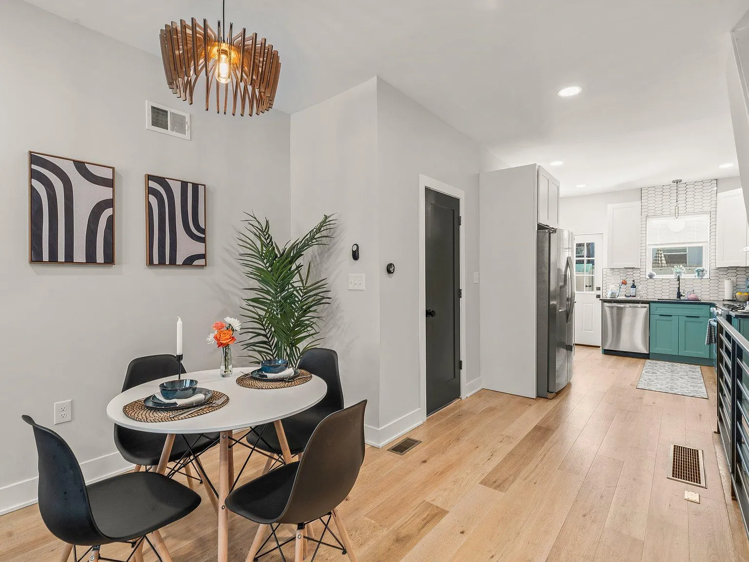 2 bed, 2.5 bath, 1048 sqft, $4,200 — Photo 4