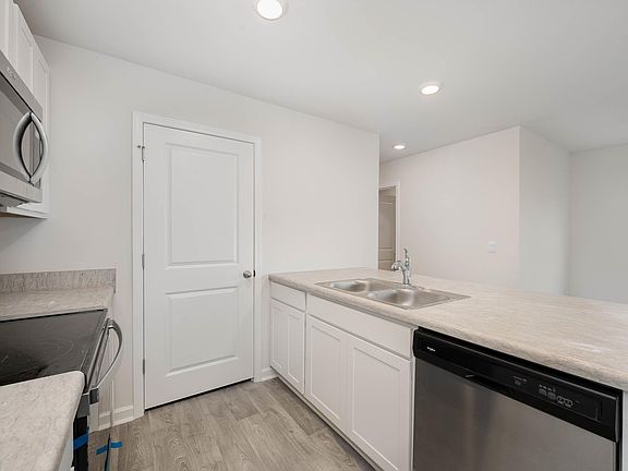 5th image of 230 Ashworth Dr.