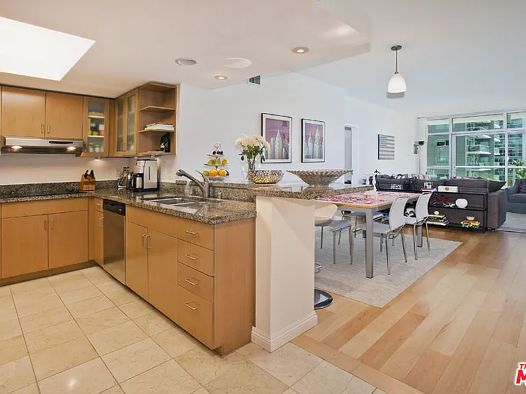 13700 Marina Pointe Dr #630 — Photo 2