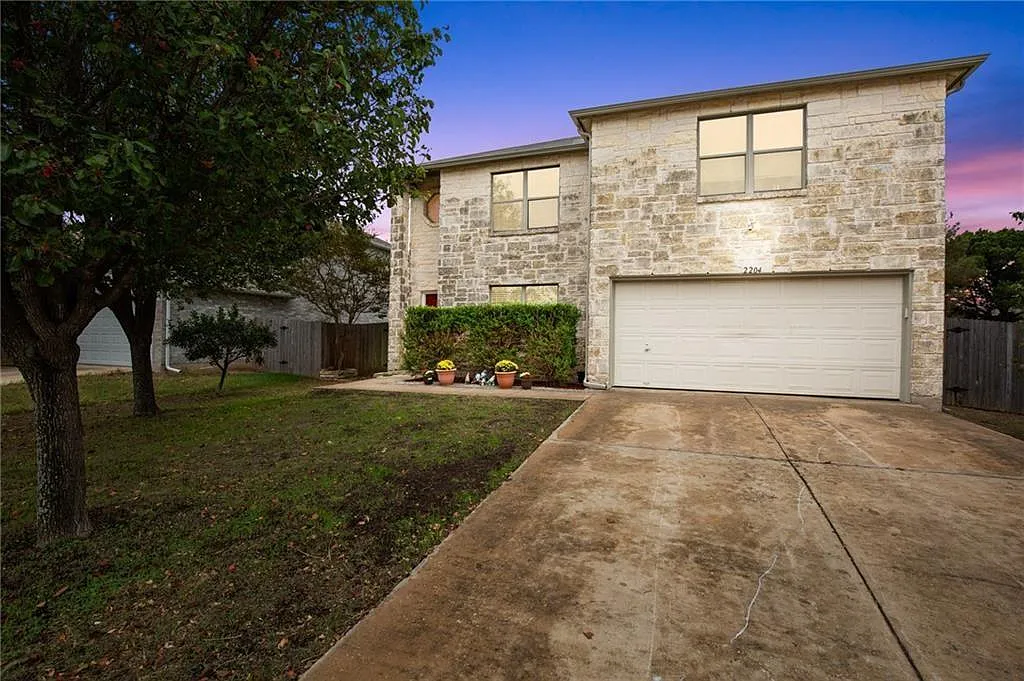 4 bed, 2.5 bath, 2286 sqft, $2,100 — Photo 2