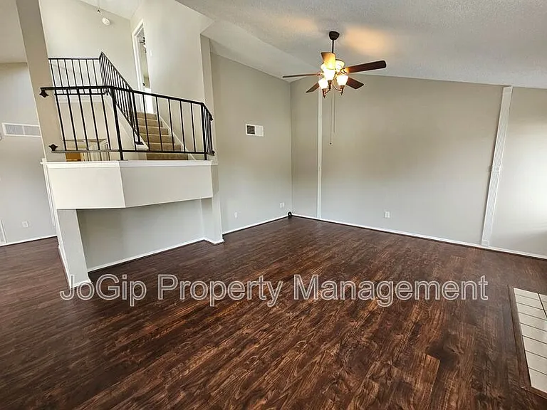 601 Harvest Hill St — Photo 4