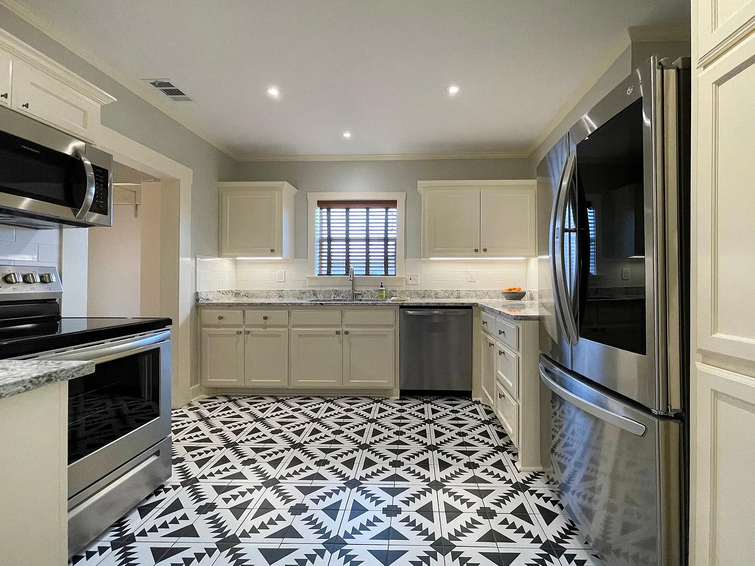 3 bed, 1367 sqft, $3,785 — Photo 2
