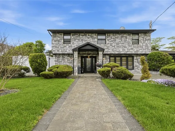 274 N Utica Ave, Massapequa, NY 11758