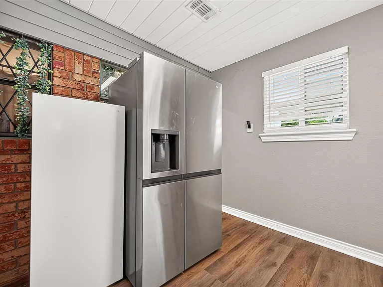 1005 Avenue D — Photo 16