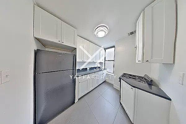2nd image of 698 Willoughby Ave #9