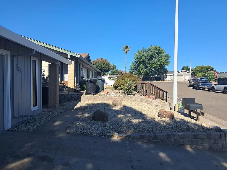 502 Hyacinth Ct #B — Photo 3