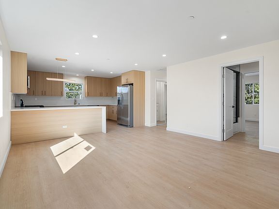 3rd image of 3301 S Beverly Dr #3