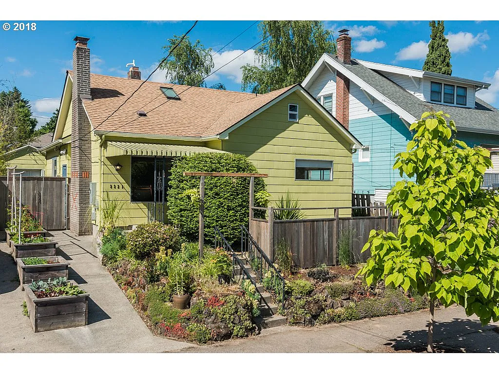 3321 SE Kelly St photo 1
