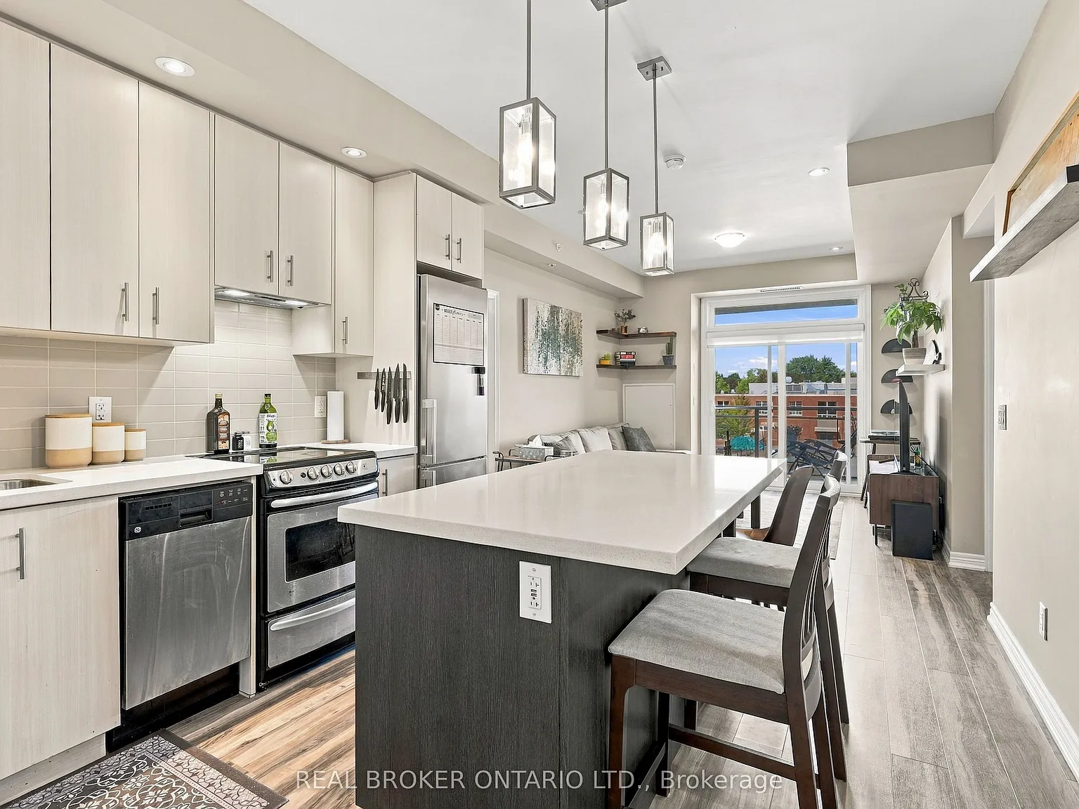 3 bed, $2,950 — Photo 1