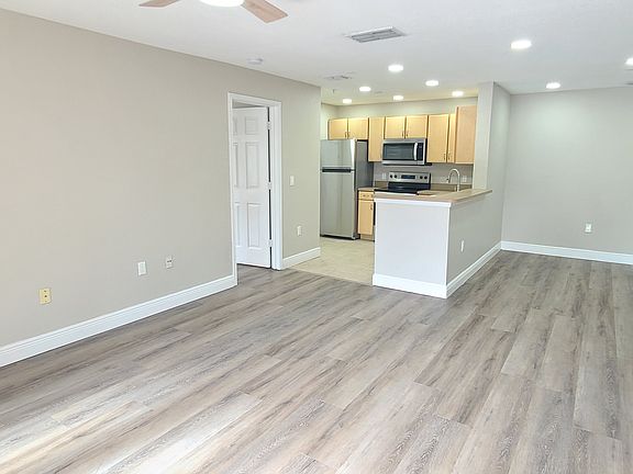 4th image of 940 Village Trl #3