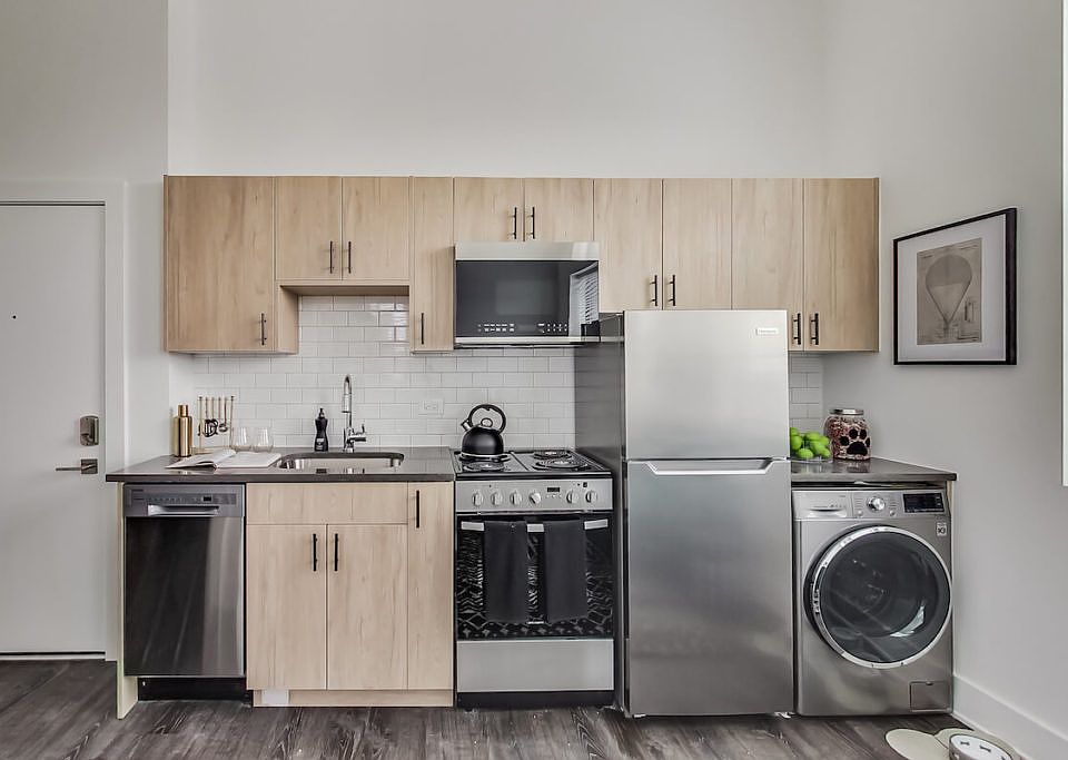 1st image of 1123 W Wilson Ave #420