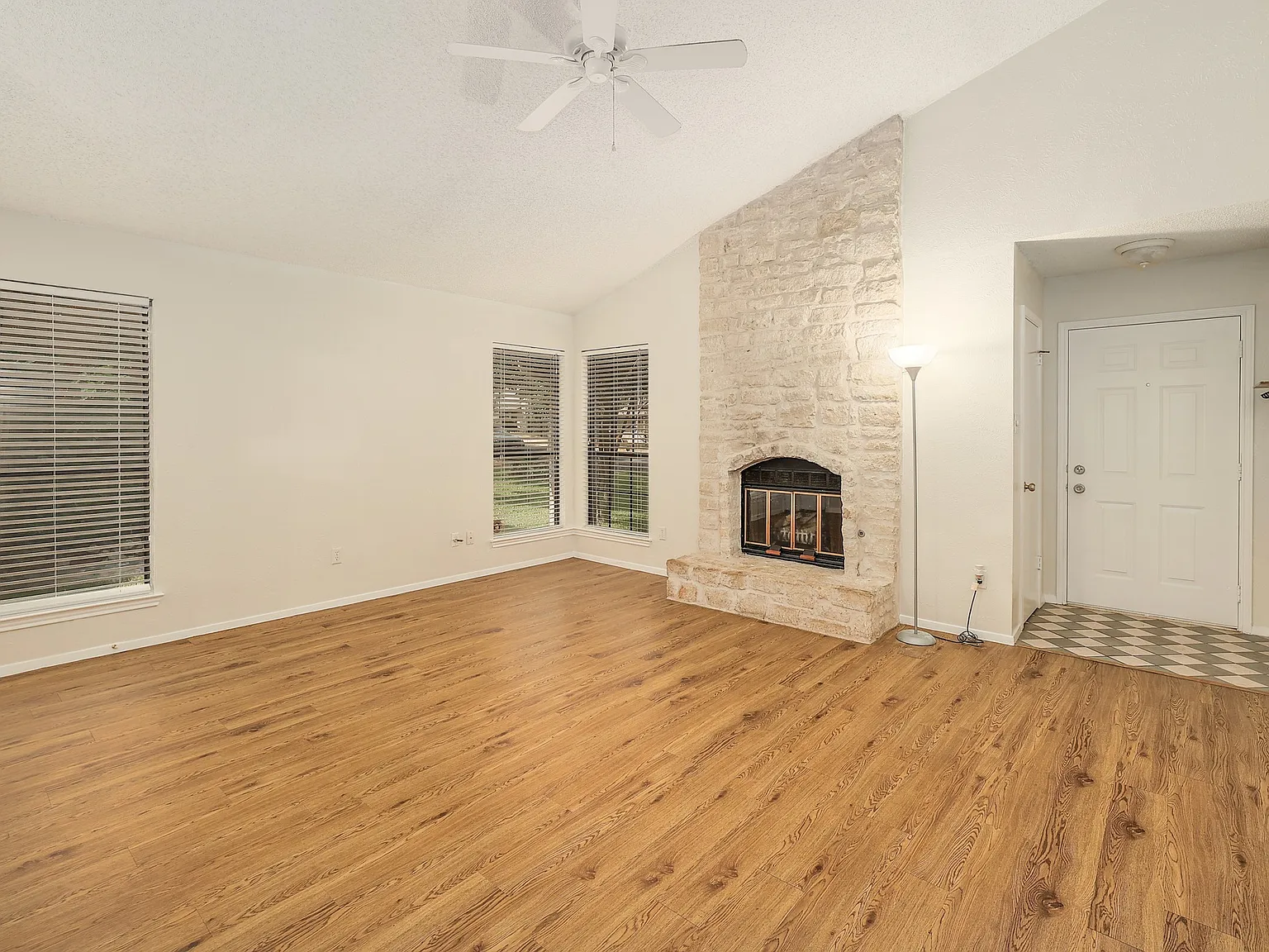 2 bed, 1192 sqft, $2,195 — Photo 3