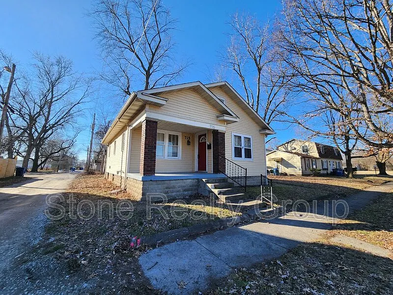 2 bed, 1.0 bath, $900 — Photo 1