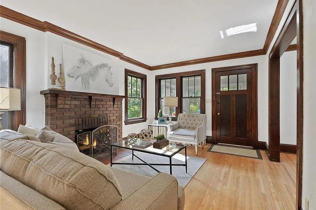 6 bed, 3410 sqft, $3,350 — Photo 2